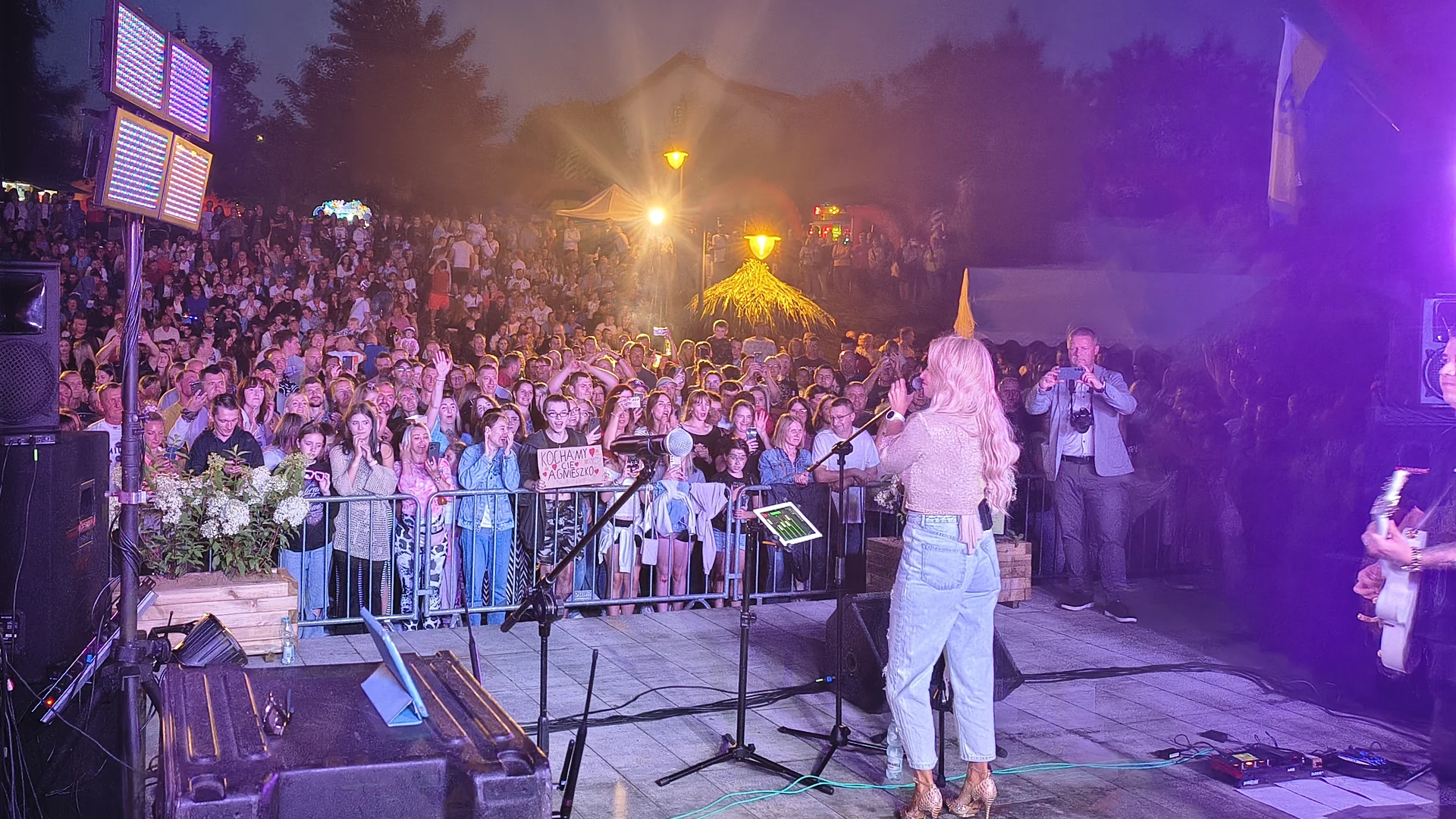 Agnieszka w sukience scenicznej