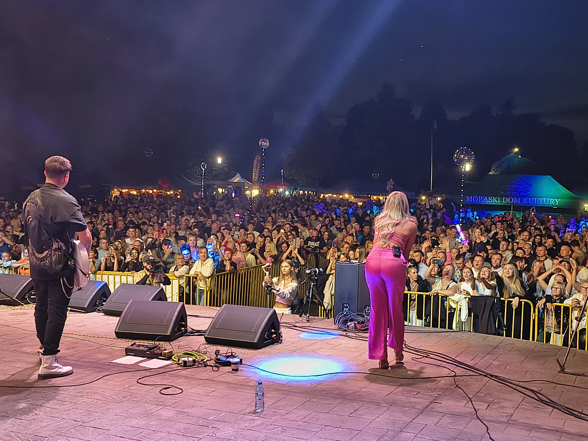 Wokalistka Exaited przed tłumem podczas plenerowego koncertu