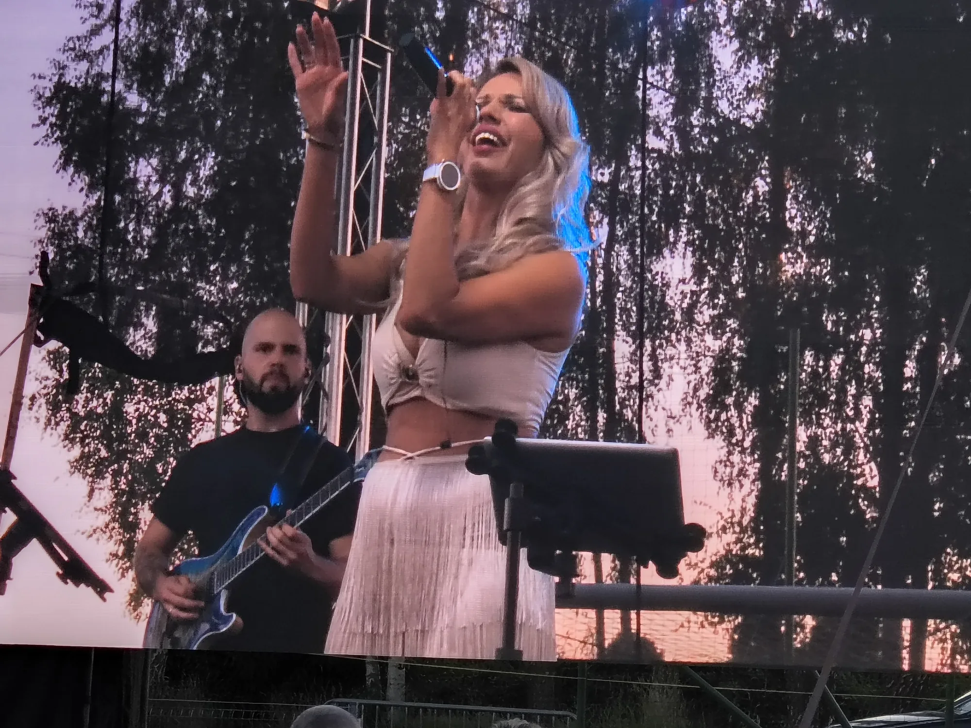 Agnieszka śpiewa na plenerowej scenie